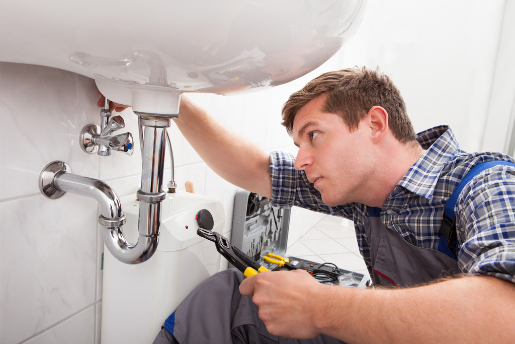 Le métier de plombier connaît différentes appellations telles que le plombier chauffagiste ou l’installateur sanitaire.