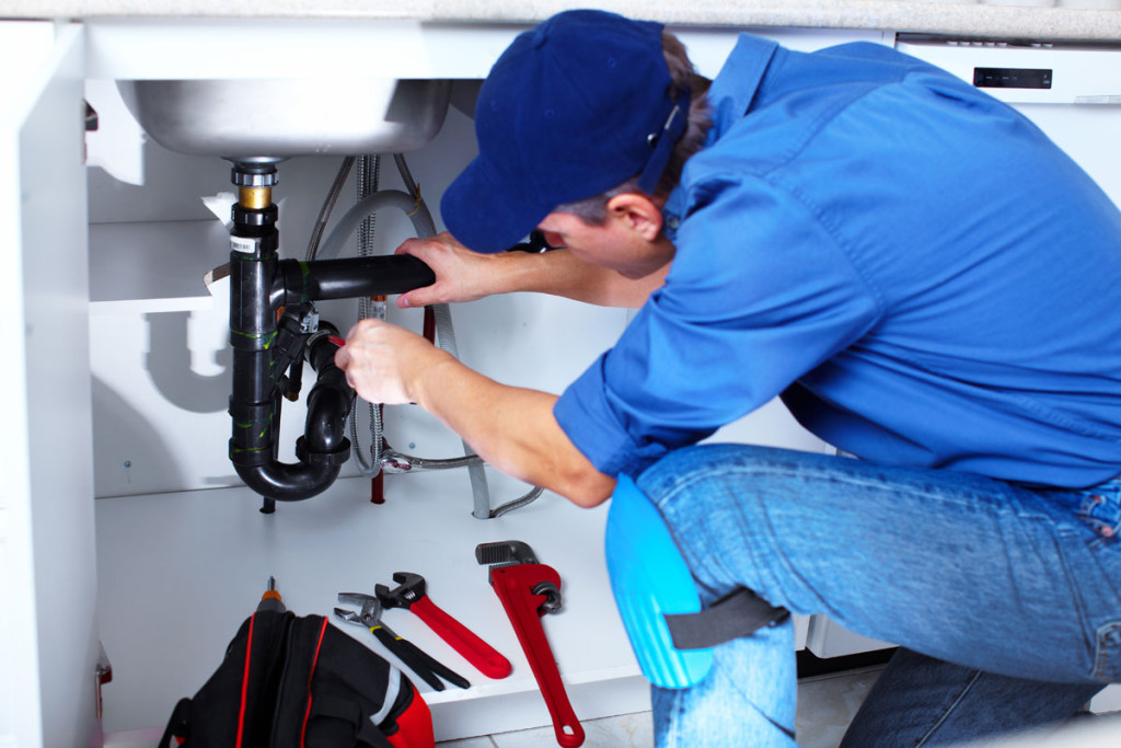 La tâche première d’un plombier est d’effectuer toutes les activités qui concernent la plomberie. 
